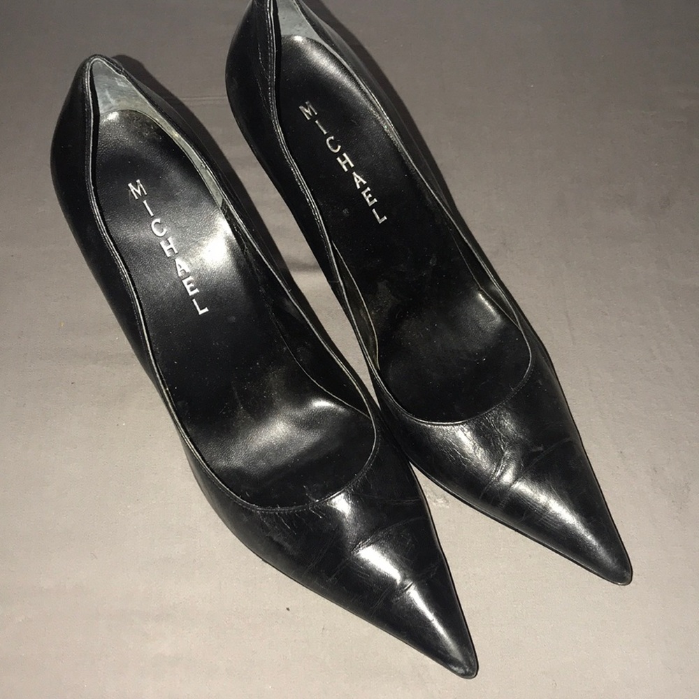 Black pumps
